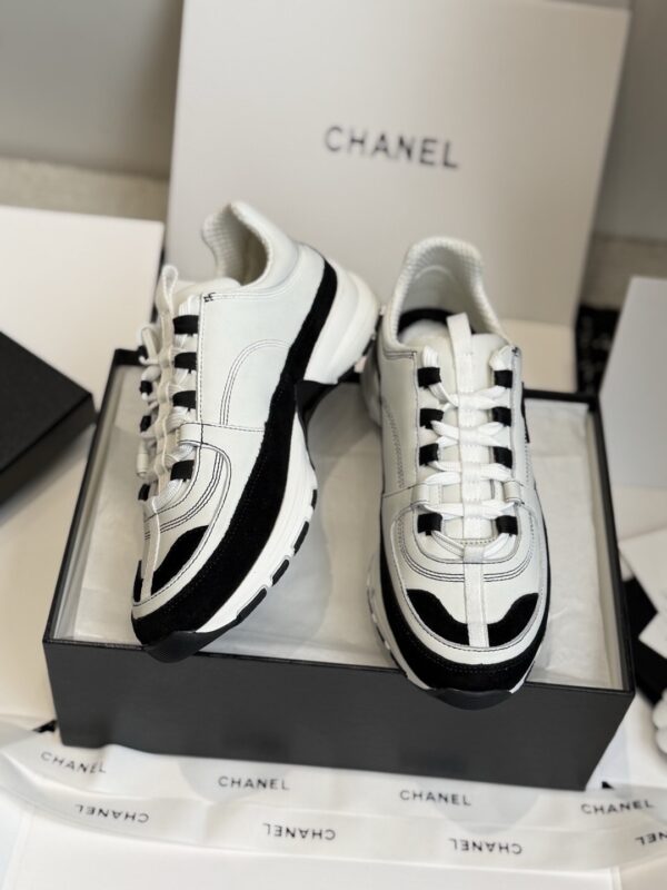 sy_no_1629F2D60DE02E8BE6ED73BFF8A99919_3 Chanel White and Black Leather Low-Top Sneaker with Suede Toe Cap and CC Logo