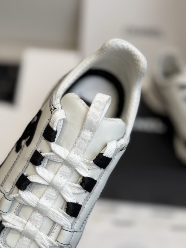 sy_no_1629F2D60DE02E8BE6ED73BFF8A99919_4 Chanel White and Black Leather Low-Top Sneaker with Suede Toe Cap and CC Logo