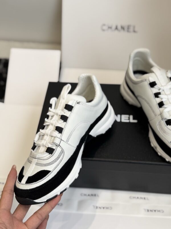 sy_no_1629F2D60DE02E8BE6ED73BFF8A99919_5 Chanel White and Black Leather Low-Top Sneaker with Suede Toe Cap and CC Logo