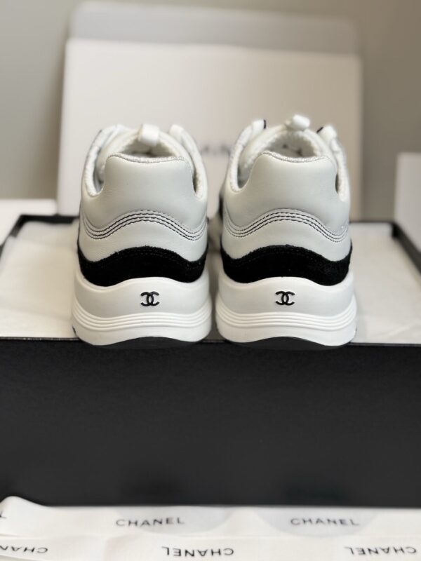 sy_no_1629F2D60DE02E8BE6ED73BFF8A99919_6 Chanel White and Black Leather Low-Top Sneaker with Suede Toe Cap and CC Logo