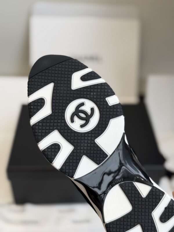 sy_no_1629F2D60DE02E8BE6ED73BFF8A99919_7 Chanel White and Black Leather Low-Top Sneaker with Suede Toe Cap and CC Logo
