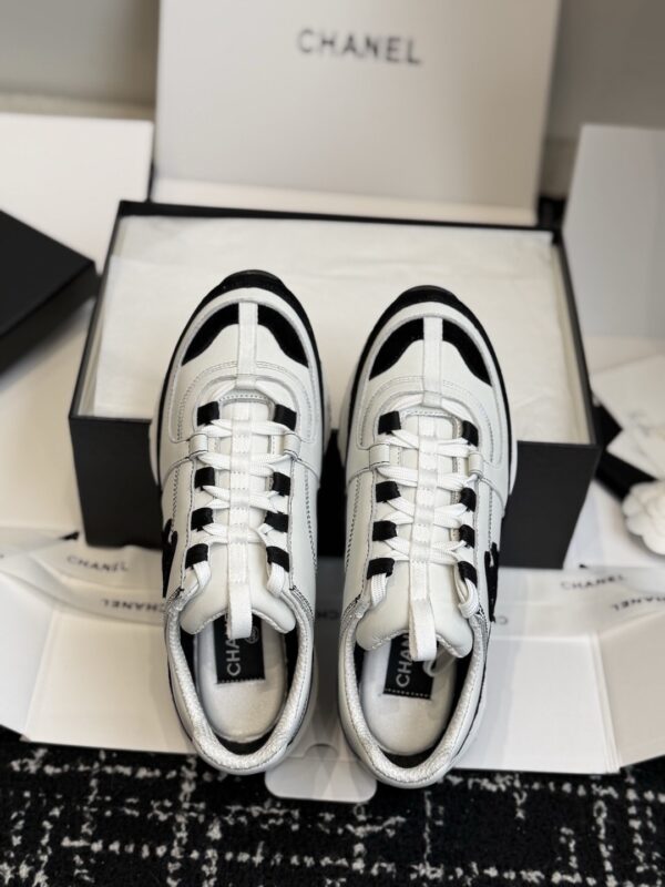 sy_no_1629F2D60DE02E8BE6ED73BFF8A99919_8 Chanel White and Black Leather Low-Top Sneaker with Suede Toe Cap and CC Logo