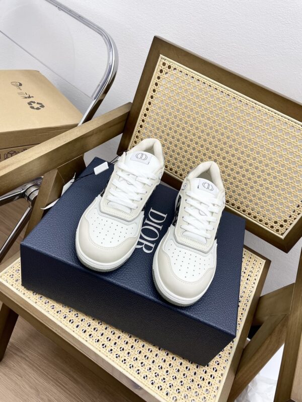 sy_no_1B926F5657BCFE3D39B531E9704BBDBC_1 Dior Off-White Leather Oblique Patch Low Sneaker