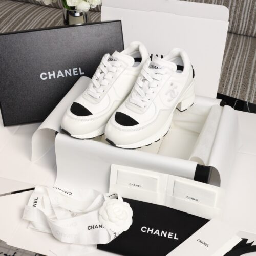 sy_no_21EACC58ECE7B6BDE8276E46F7E27EA4_0 Chanel White and Black Leather Low-Top Sneaker with Cap-Toe and CC Logo
