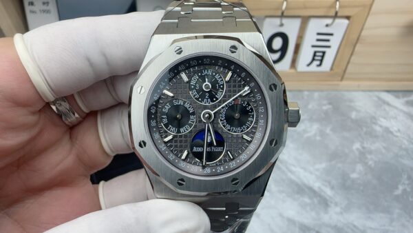 sy_no_2510C33B72C134D6B5C88351EF1C7AD0_0 AUDEMARS PIGUET Audemars Piguet Royal Oak Series Automatic Mechanical Movement Grey Dial Titanium Case