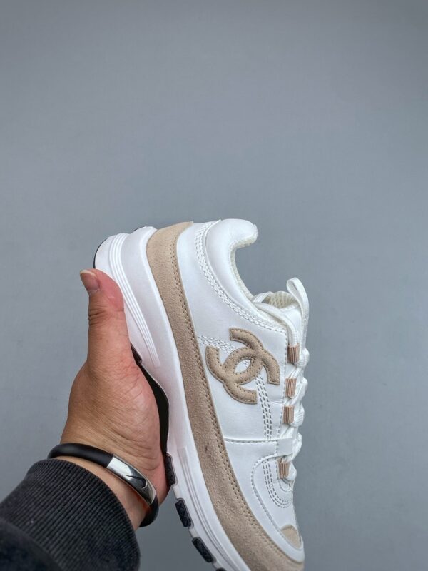 sy_no_2842FA0017B6E4AFBFDE1F9242B8EA3A_5 Chanel White-Beige Mixed-Material Low-Top Sneaker with Suede and CC Logo