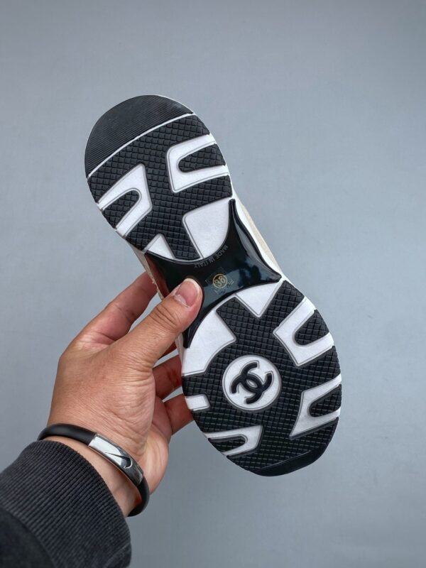 sy_no_2842FA0017B6E4AFBFDE1F9242B8EA3A_7 Chanel White-Beige Mixed-Material Low-Top Sneaker with Suede and CC Logo