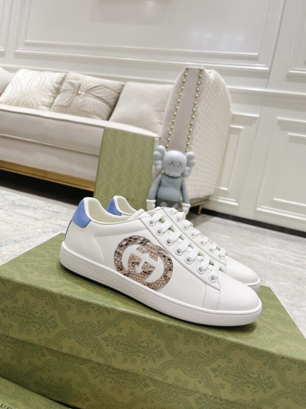 sy_no_313907CC2454D26E73E3605B98B84DA3_0 Gucci White Leather Low-Top Sneaker with Snake-Effect Interlocking G and Blue Heel Detail