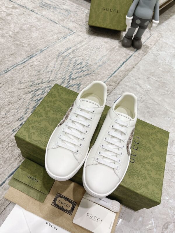 sy_no_313907CC2454D26E73E3605B98B84DA3_1 Gucci White Leather Low-Top Sneaker with Snake-Effect Interlocking G and Blue Heel Detail