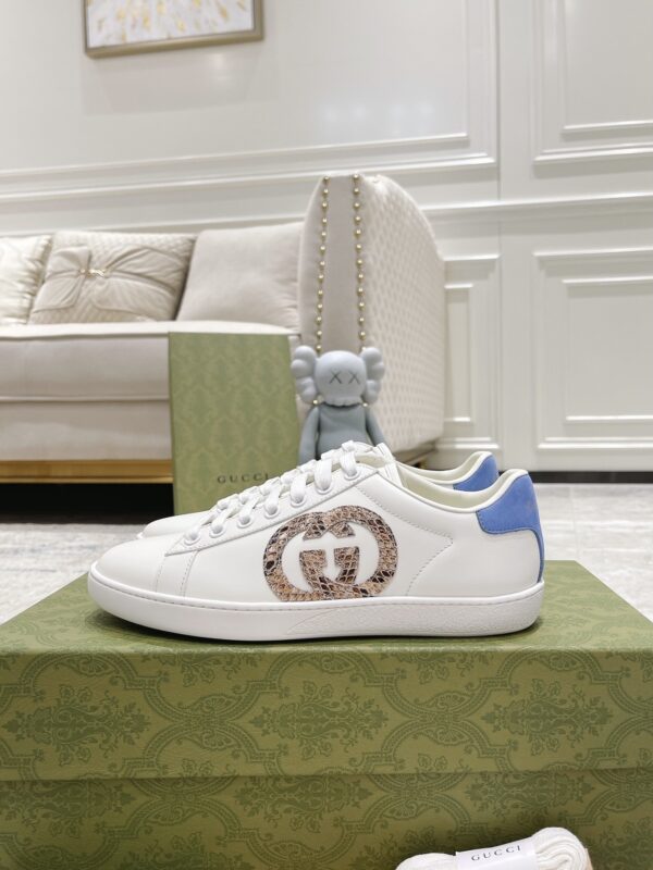 sy_no_313907CC2454D26E73E3605B98B84DA3_2 Gucci White Leather Low-Top Sneaker with Snake-Effect Interlocking G and Blue Heel Detail