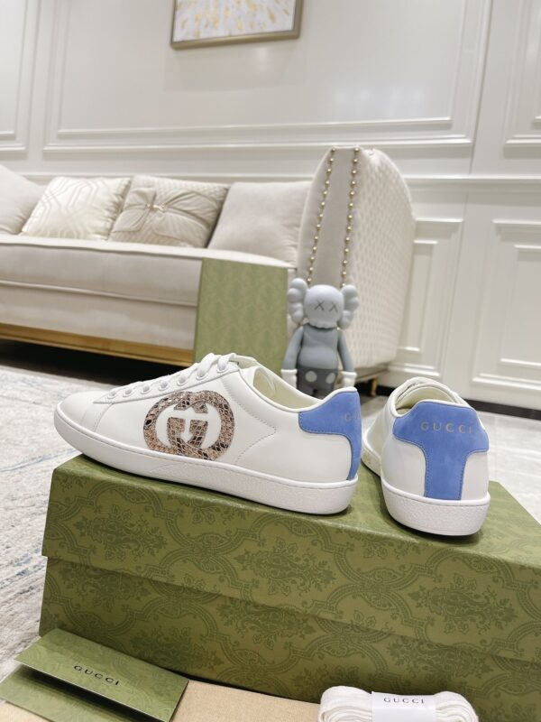 sy_no_313907CC2454D26E73E3605B98B84DA3_3 Gucci White Leather Low-Top Sneaker with Snake-Effect Interlocking G and Blue Heel Detail
