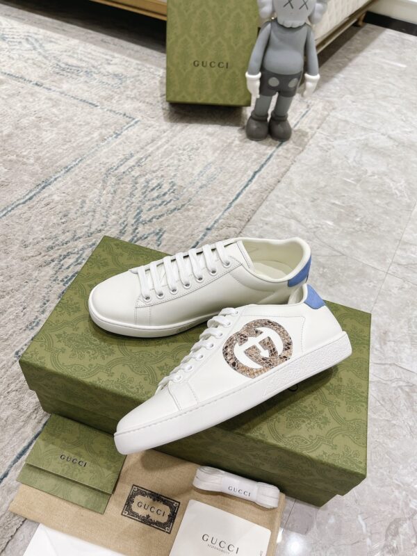 sy_no_313907CC2454D26E73E3605B98B84DA3_4 Gucci White Leather Low-Top Sneaker with Snake-Effect Interlocking G and Blue Heel Detail