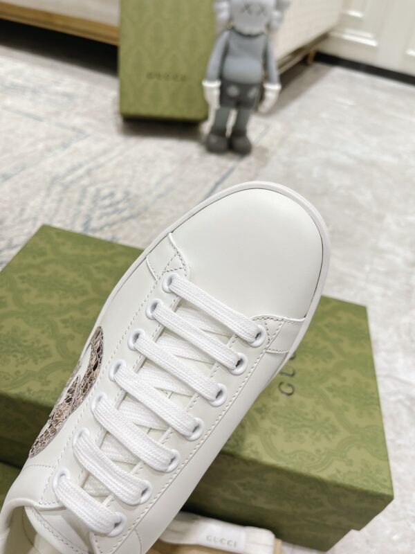sy_no_313907CC2454D26E73E3605B98B84DA3_7 Gucci White Leather Low-Top Sneaker with Snake-Effect Interlocking G and Blue Heel Detail
