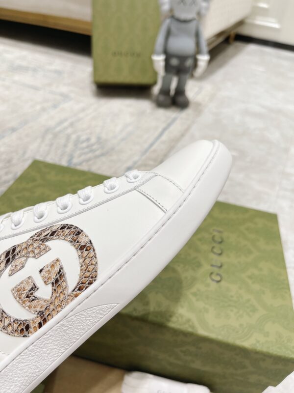 sy_no_313907CC2454D26E73E3605B98B84DA3_8 Gucci White Leather Low-Top Sneaker with Snake-Effect Interlocking G and Blue Heel Detail