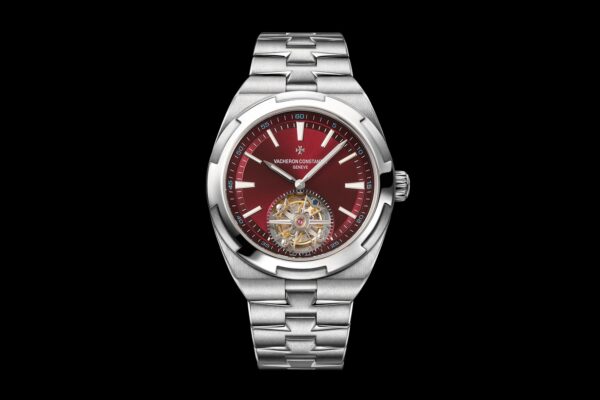 sy_no_363ED063D2171FE60AAFEFBAEC43ACAD_0 Vacheron Constantin's Four Seas series OVERSEAS automatic mechanical movement features a red dial and titanium strap.