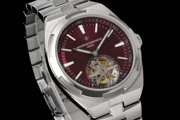 sy_no_363ED063D2171FE60AAFEFBAEC43ACAD_1 Vacheron Constantin's Four Seas series OVERSEAS automatic mechanical movement features a red dial and titanium strap.