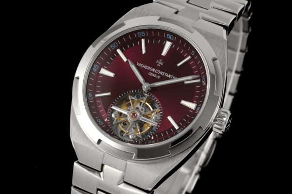 sy_no_363ED063D2171FE60AAFEFBAEC43ACAD_2 Vacheron Constantin's Four Seas series OVERSEAS automatic mechanical movement features a red dial and titanium strap.