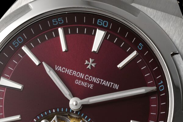 sy_no_363ED063D2171FE60AAFEFBAEC43ACAD_3 Vacheron Constantin's Four Seas series OVERSEAS automatic mechanical movement features a red dial and titanium strap.
