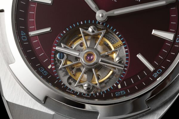 sy_no_363ED063D2171FE60AAFEFBAEC43ACAD_4 Vacheron Constantin's Four Seas series OVERSEAS automatic mechanical movement features a red dial and titanium strap.