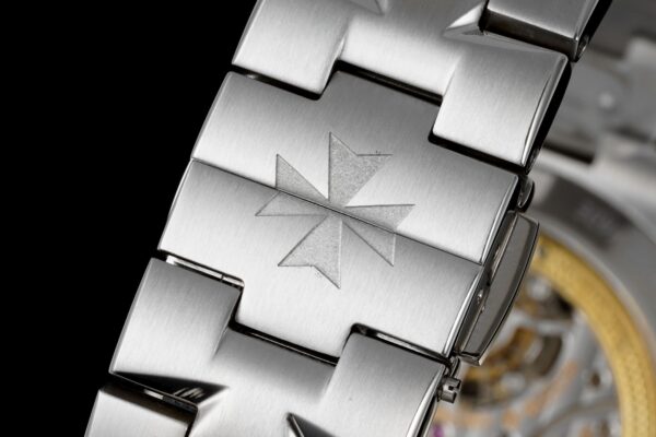 sy_no_363ED063D2171FE60AAFEFBAEC43ACAD_5 Vacheron Constantin's Four Seas series OVERSEAS automatic mechanical movement features a red dial and titanium strap.