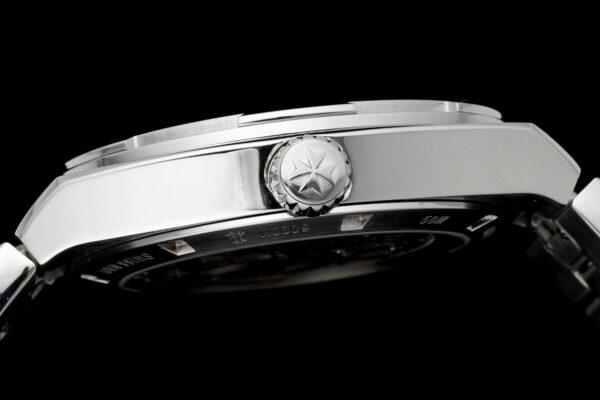sy_no_363ED063D2171FE60AAFEFBAEC43ACAD_6 Vacheron Constantin's Four Seas series OVERSEAS automatic mechanical movement features a red dial and titanium strap.