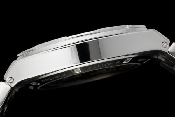 sy_no_363ED063D2171FE60AAFEFBAEC43ACAD_7 Vacheron Constantin's Four Seas series OVERSEAS automatic mechanical movement features a red dial and titanium strap.