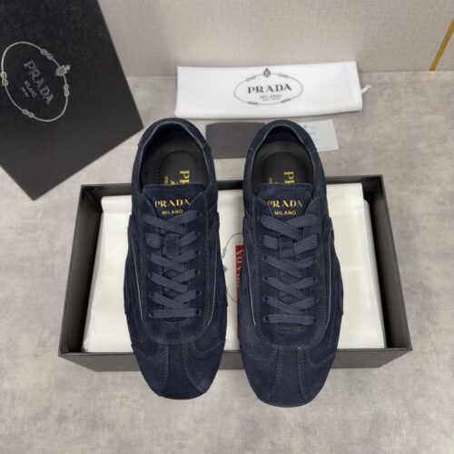 sy_no_46BA6ED7FEFA6AE4EA34F459B0EEEC3C_0 Prada Navy Suede Gold Logo Trainer