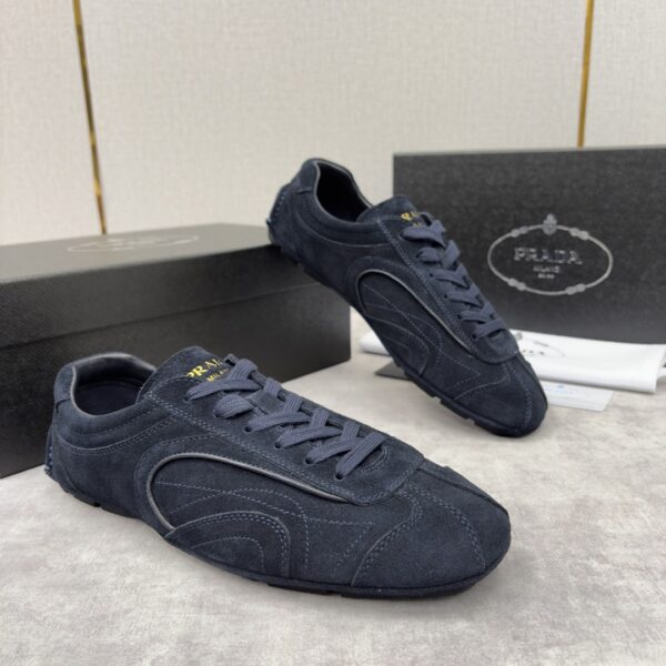 sy_no_46BA6ED7FEFA6AE4EA34F459B0EEEC3C_2 Prada Navy Suede Gold Logo Trainer