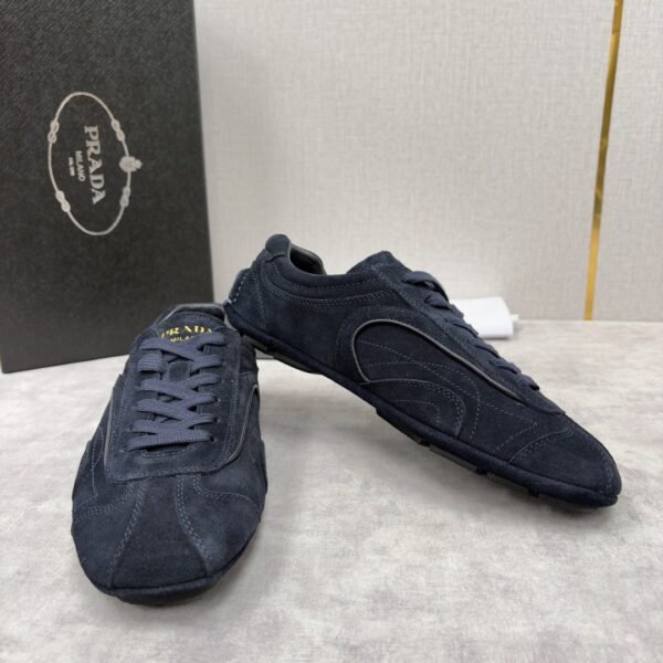 sy_no_46BA6ED7FEFA6AE4EA34F459B0EEEC3C_3 Prada Navy Suede Gold Logo Trainer
