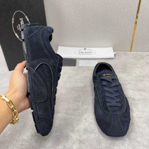 sy_no_46BA6ED7FEFA6AE4EA34F459B0EEEC3C_4 Prada Navy Suede Gold Logo Trainer