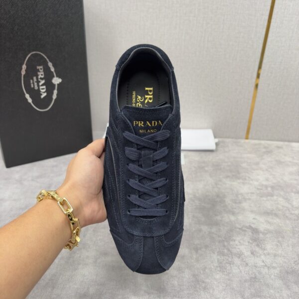 sy_no_46BA6ED7FEFA6AE4EA34F459B0EEEC3C_5 Prada Navy Suede Gold Logo Trainer