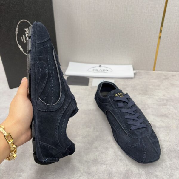 sy_no_46BA6ED7FEFA6AE4EA34F459B0EEEC3C_6 Prada Navy Suede Gold Logo Trainer