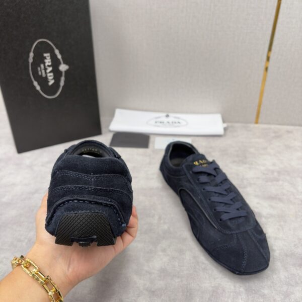 sy_no_46BA6ED7FEFA6AE4EA34F459B0EEEC3C_7 Prada Navy Suede Gold Logo Trainer