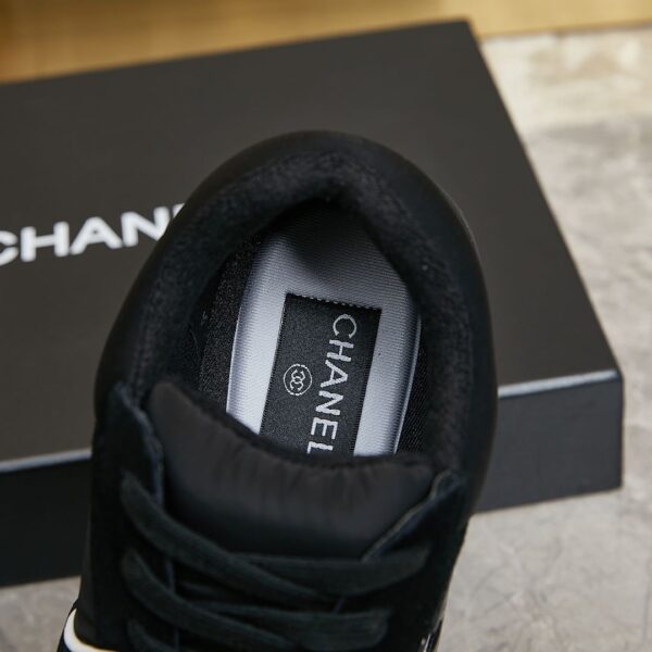 sy_no_51199DC8E183362F32B9BBE8E5F38207_7 Chanel Black and White Piping Low-Top Sneaker with Suede and CC Logo