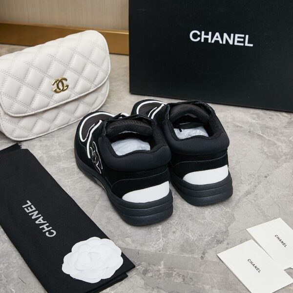 sy_no_51199DC8E183362F32B9BBE8E5F38207_8 Chanel Black and White Piping Low-Top Sneaker with Suede and CC Logo