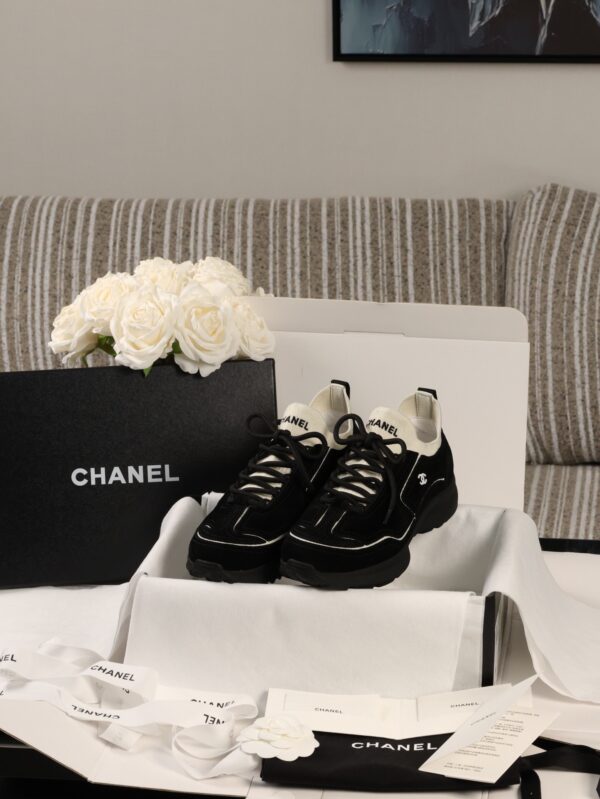 sy_no_523BE4E99C4E61DD3F343F5F8F08DFA5_0 Chanel Black and White Mixed Material Low-Top Sneaker with Contrast Piping and CC Logo