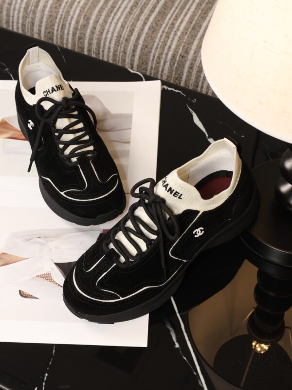 sy_no_523BE4E99C4E61DD3F343F5F8F08DFA5_5 Chanel Black and White Mixed Material Low-Top Sneaker with Contrast Piping and CC Logo