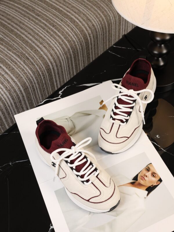 sy_no_560C0E2DD154136B20A24989179C93C6_4 Chanel Off-White and Burgundy Mixed Material Low-Top Sneaker with Contrast Piping and CC Logo