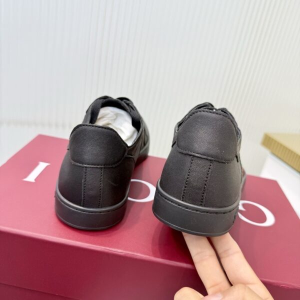 sy_no_5B617B9BE7658988BDFF790E3705F644_3 Gucci Black Leather Sneaker with Web Stripe
