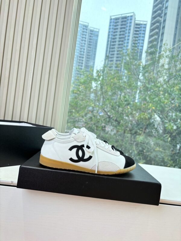sy_no_6E51CCF1294369F6EDA2B6C5534073EB_4 Chanel White & Black Cap-Toe Low-Top Sneaker with Suede Detailing