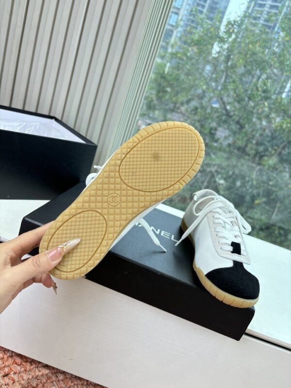 sy_no_6E51CCF1294369F6EDA2B6C5534073EB_6 Chanel White & Black Cap-Toe Low-Top Sneaker with Suede Detailing