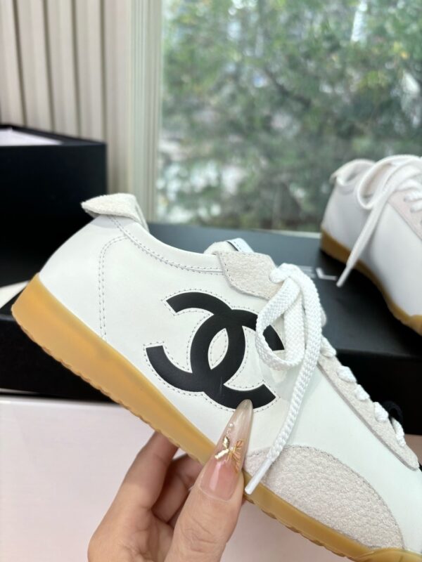 sy_no_6E51CCF1294369F6EDA2B6C5534073EB_7 Chanel White & Black Cap-Toe Low-Top Sneaker with Suede Detailing