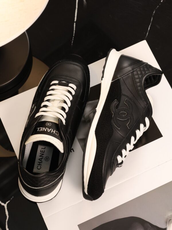 sy_no_7281AD9259070FB5D9F5F654A2AB23D1_4 Chanel Black and White Leather Low-Top Sneaker with Suede Toe Cap and CC Logo