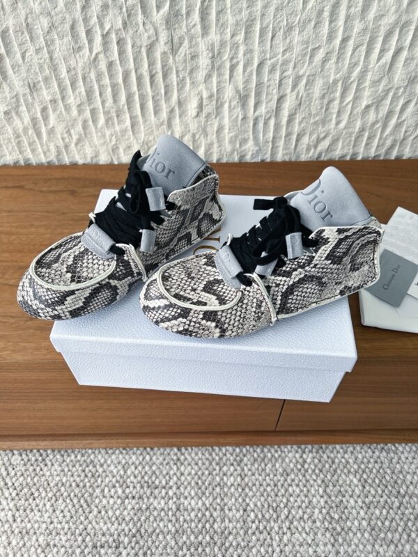 sy_no_728F3334AB41DED63F5A22F29A9E449D_2 Dior Grey-White Snake Print Mid-Top Sneaker