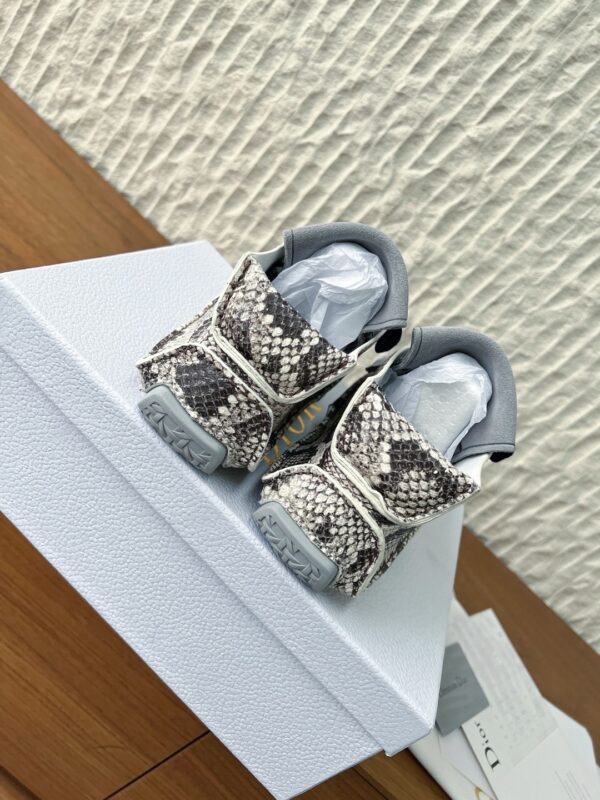 sy_no_728F3334AB41DED63F5A22F29A9E449D_4 Dior Grey-White Snake Print Mid-Top Sneaker