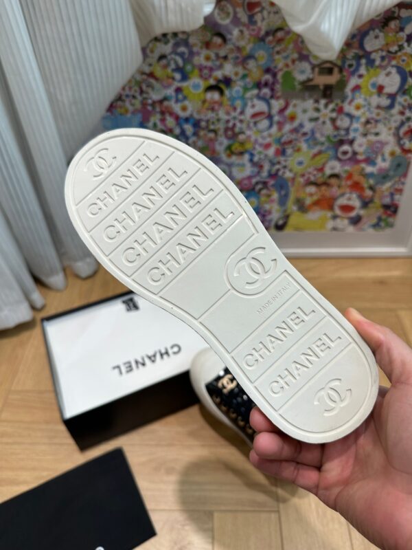 sy_no_751A43FAB37A52E3218B306140ED62C1_5 Chanel Black-White Patent-Leather Low-Top Sneaker with Gold-Tone CC Logo