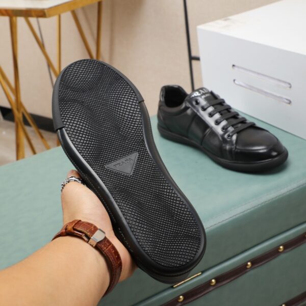 sy_no_76763B0093C69200F062781EB5F1216E_8 Prada Black Leather Low-Top Casual Sneaker