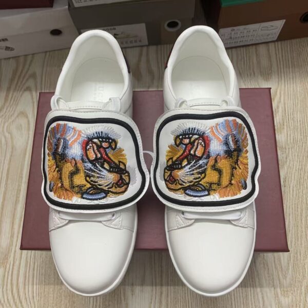 sy_no_78C437D6997868E6DE0125E12907B7CB_0 Gucci White Leather Low-Top Sneaker with Embroidered Tiger Head Flap
