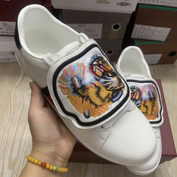 sy_no_78C437D6997868E6DE0125E12907B7CB_1 Gucci White Leather Low-Top Sneaker with Embroidered Tiger Head Flap