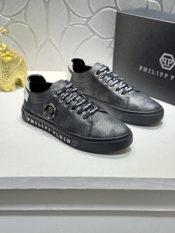 sy_no_849E6685DF2DB11A3808778FB7CBD5E1_0 Philipp Plein Black Shimmer Grain-Leather Hexagon-Logo Low-Top Sneaker